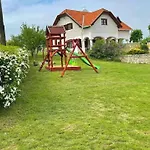 فيلة Dorono House