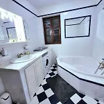 فيلة Dorono House قرية بالاتونودفاري