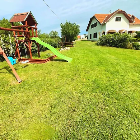 Dorono House * バラトンウドヴァリ