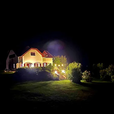 ヴィラ Dorono House バラトンウドヴァリ